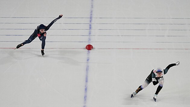 Rychlobrusla�ky Nikola Zdr�halov� a Yukino Yoshidov� jedou z�vod �en na 1000...