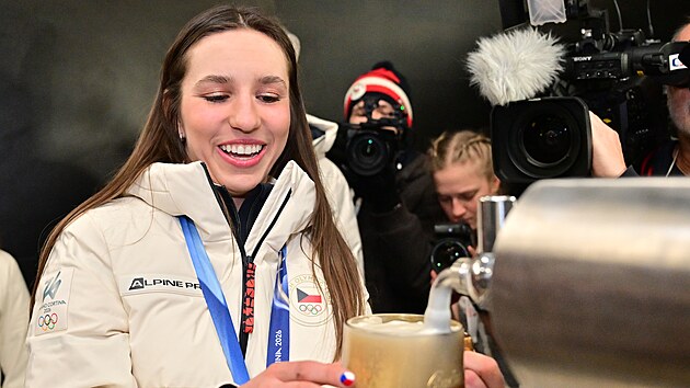 Snowboardistku Zuzanu Mad�rovou, kter� z�skala na olympijsk�ch hr�ch v It�lii zlatou medaili v paraleln�m ob��m slalomu, p�iv�tali fanou�ci na �eskobud�jovick�m Olympijsk�m festivalu. (9. �nora 2026)