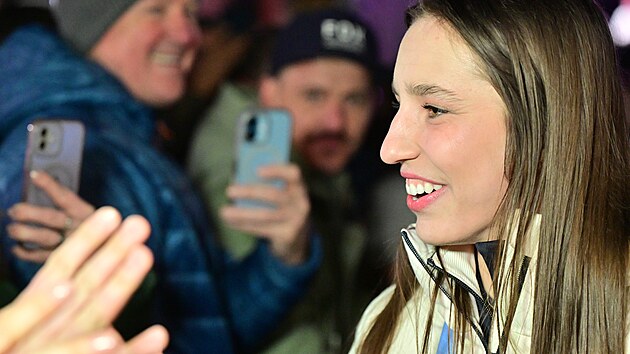 Snowboardistku Zuzanu Mad�rovou, kter� z�skala na olympijsk�ch hr�ch v It�lii zlatou medaili v paraleln�m ob��m slalomu, p�iv�tali fanou�ci na �eskobud�jovick�m Olympijsk�m festivalu. (9. �nora 2026)