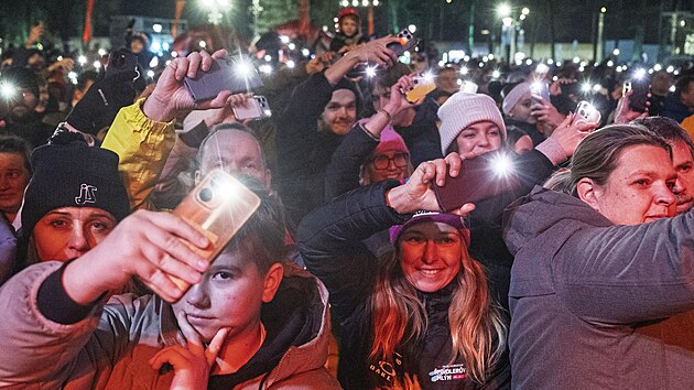 Snowboardistku Zuzanu Mad�rovou, kter� z�skala na olympijsk�ch hr�ch v It�lii zlatou medaili v paraleln�m ob��m slalomu, p�iv�tali fanou�ci na �eskobud�jovick�m Olympijsk�m festivalu. (9. �nora 2026)