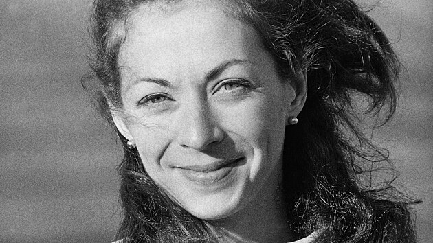 Osmadvacetilet� Kathrine Switzerov� tr�nuje pobl� sv�ho domova ve White Plains v New Yorku na Bostonsk� maraton. (9. dubna 1975)