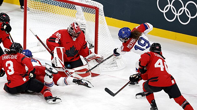 Kana�anka Ann-Renee Desbiensov� chyt� st�elu Nat�lie Ml�nkov� b�hem z�pasu na...