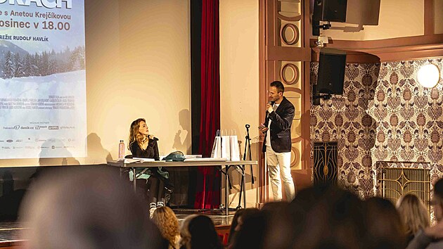 Speci�ln� premi�rov� projekce filmu Na hor�ch se ve Vysok�m M�t� z��astnila here�ka Aneta Krej��kov�. Ta ztv�rnila hlavn� roli.