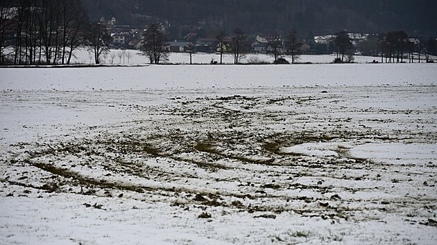 Sv� �idi�sk� dovednosti a limity vozu testoval v noci na zasn�en�m leti�ti. �idi�e, kter� 31. ledna 2026 driftov�n�m po�kodil vzletovou a p�ist�vac� dr�hu ve V�eni na Turnovsku, nyn� hled� policie.