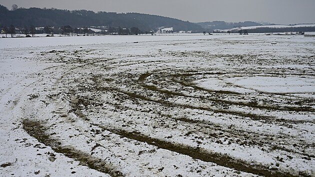 Sv� �idi�sk� dovednosti a limity vozu testoval v noci na zasn�en�m leti�ti. �idi�e, kter� 31. ledna 2026 driftov�n�m po�kodil vzletovou a p�ist�vac� dr�hu ve V�eni na Turnovsku, nyn� hled� policie.