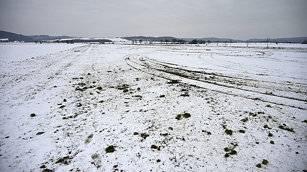 Sv� �idi�sk� dovednosti a limity vozu testoval v noci na zasn�en�m leti�ti. �idi�e, kter� 31. ledna 2026 driftov�n�m po�kodil vzletovou a p�ist�vac� dr�hu ve V�eni na Turnovsku, nyn� hled� policie.