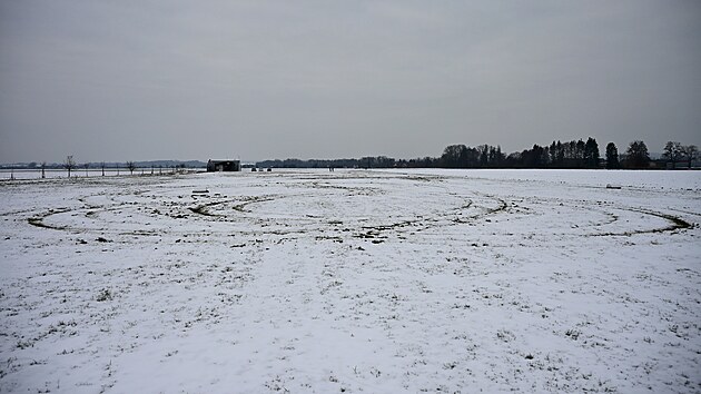 Sv� �idi�sk� dovednosti a limity vozu testoval v noci na zasn�en�m leti�ti. �idi�e, kter� 31. ledna 2026 driftov�n�m po�kodil vzletovou a p�ist�vac� dr�hu ve V�eni na Turnovsku, nyn� hled� policie.