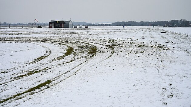 Sv� �idi�sk� dovednosti a limity vozu testoval v noci na zasn�en�m leti�ti. �idi�e, kter� 31. ledna 2026 driftov�n�m po�kodil vzletovou a p�ist�vac� dr�hu ve V�eni na Turnovsku, nyn� hled� policie.