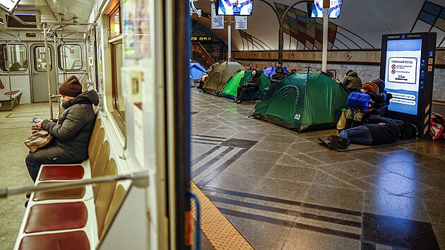 Lid� se ukr�vaj� v kyjevsk�m metru b�hem rusk�ho raketov�ho a dronov�ho �toku. (7. �nora 2026)