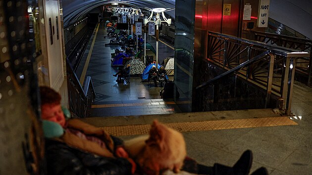 Lid� se ukr�vaj� v kyjevsk�m metru b�hem rusk�ho raketov�ho a dronov�ho �toku. (7. �nora 2026)