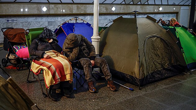 Lid� se ukr�vaj� v kyjevsk�m metru b�hem rusk�ho raketov�ho a dronov�ho �toku. (7. �nora 2026)