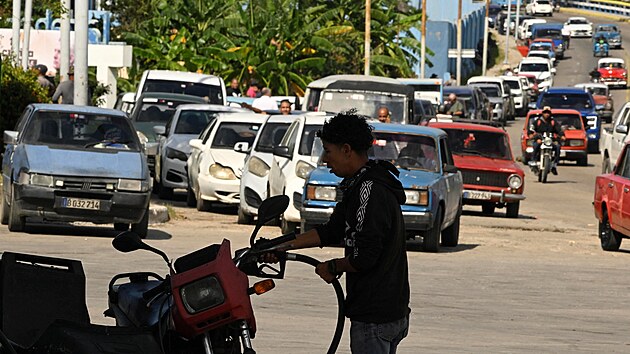 Kub�nci se p�ipravuj� na opat�en� proti nedostatku paliva pot�, co USA zp��snily blok�du dod�vek ropy. (6. �nora 2026)