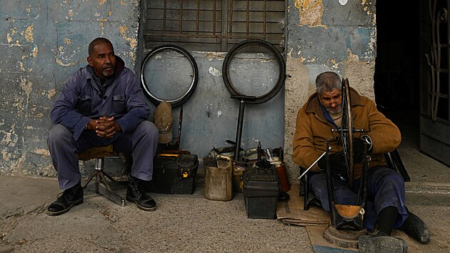 Kub�nci se p�ipravuj� na opat�en� proti nedostatku paliva pot�, co USA zp��snily blok�du dod�vek ropy. (6. �nora 2026)