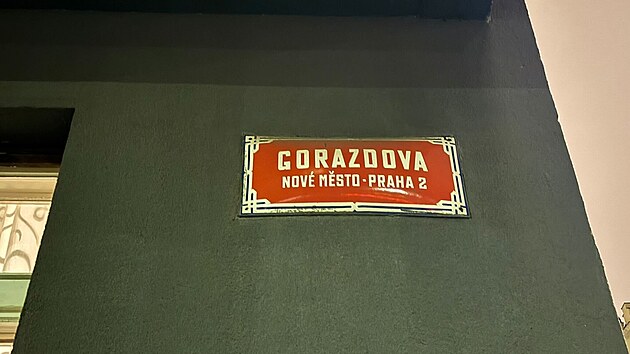 Kriminalist� vy�et�uj� p��pad mu�e, kter� vypadl z domu v ulici Gorazdova v Praze 2. (2. �nora 2026)