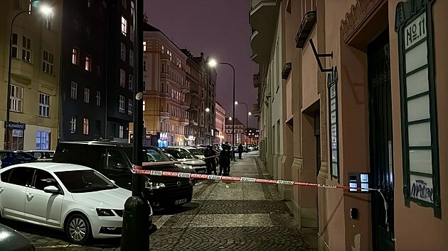 Kriminalist� vy�et�uj� p��pad mu�e, kter� vypadl z domu v ulici Gorazdova v Praze 2. (2. �nora 2026)