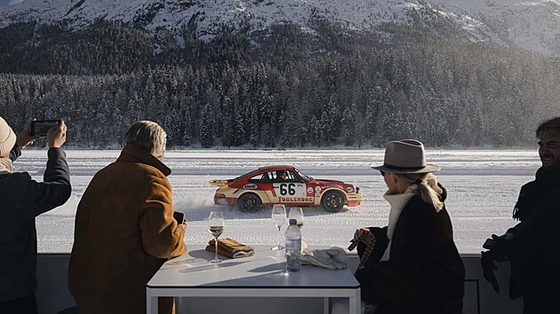 P�t drah� �ampa�sk�, zat�mco p�ed v�mi na zamrzl� hladin� jezera proj�d� draz� krasavci, je p�esn� ten druh kontrastu, kter� definuje tuto akci.