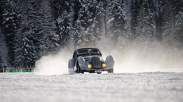 Leto�n� ro�n�k ovl�dl stroj, kter� vypad�, jako by ho nakreslil vizion�� v hore�nat�m snu. Titul Best of Show z�skal skvostn� Talbot-Lago T150C SS �Teardrop� z roku 1937. Je to skute�n� ikona p�edv�le�n�ho designu.