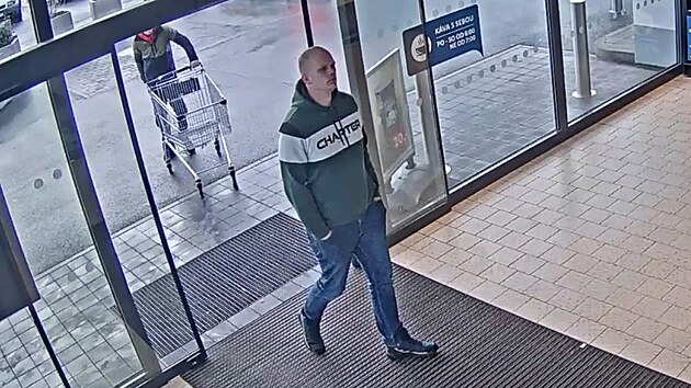 Trojice mu�� je podez�el� z odcizen� deseti akumul�tor� v hodnot� sedmn�ct tis�c korun.