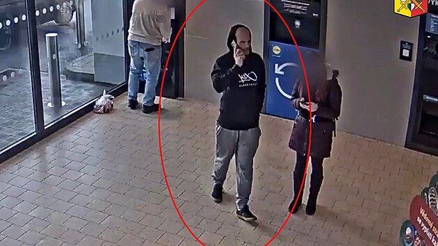 Trojice mu�� je podez�el� z odcizen� deseti akumul�tor� v hodnot� sedmn�ct tis�c korun.