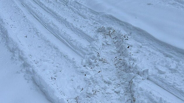 Zni�enou stopou a rizikem pro ly�a�e skon�ila j�zda t�� aut po b�ka�sk� trati. (31. ledna 2026)