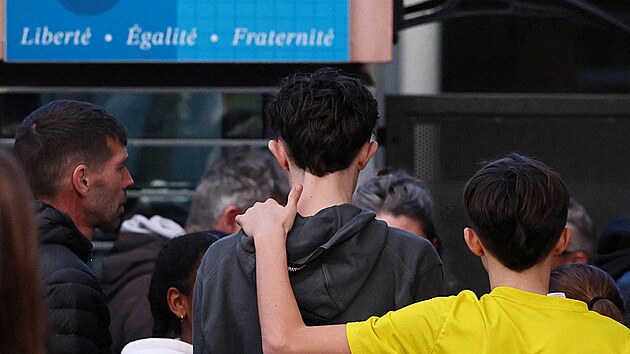 ��ci a jejich rodi�e stoj� p�ed st�edn� �kolou La Guicharde pot�, co byla u�itelka v�n� zran�na po bodnut� ��kem, v Sanary-sur-Mer pobl� Toulonu ve Francii, 3. �nora 2026.