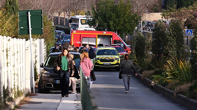 Francouz�t� hasi�i a z�chrann� slu�by zasahuj� v bl�zkosti st�edn� �koly La Guicharde pot�, co byla u�itelka v�n� zran�na po bodnut� ��kem, v Sanary-sur-Mer pobl� Toulonu ve Francii, 3. �nora 2026.