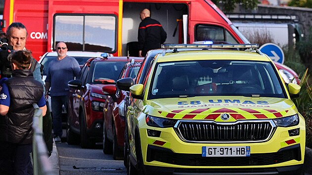 Francouz�t� hasi�i a z�chrann� slu�by zasahuj� v bl�zkosti st�edn� �koly La Guicharde pot�, co byla u�itelka v�n� zran�na po bodnut� ��kem, v Sanary-sur-Mer pobl� Toulonu ve Francii, 3. �nora 2026.