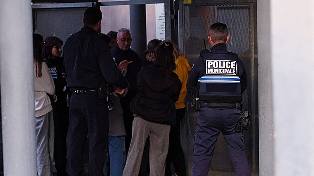 Francouzsk� policie hovo�� se studenty ve �kole La Guicharde pot�, co byla u�itelka v�n� zran�na po bodnut� no�em studentem, v Sanary-sur-Mer pobl� Toulonu, Francie, 3. �nora 2026.