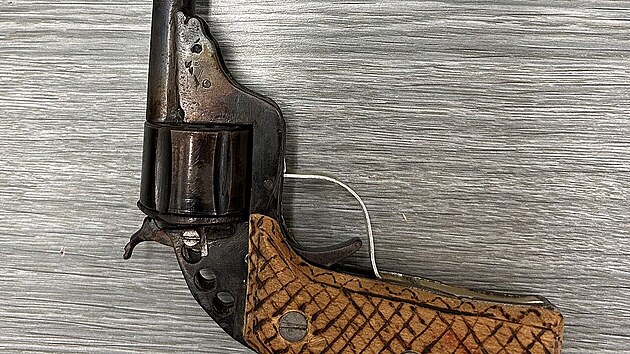 Jeden z ob�an� p�inesl v lednu 2026 tak� dv� podom�cku vyroben� zbran�.