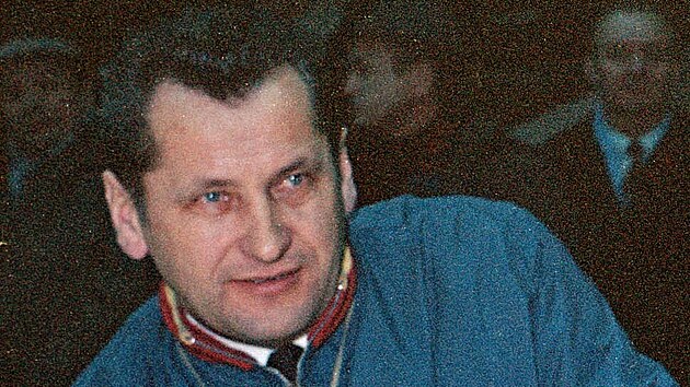 Tren��i n�rodn�ho t�mu �eskoslovenska Jaroslav Pitner (vlevo) a Vladim�r Kostka (vpravo) spolu s tehdej��m p�edsedou svazu Zde�kem Andr�tem (uprost�ed). Zat�mco Pitner byl uzn�van�m psychologem a praktikem, Kostka do hry vn�el modern� hokejovou teorii a taktiku.