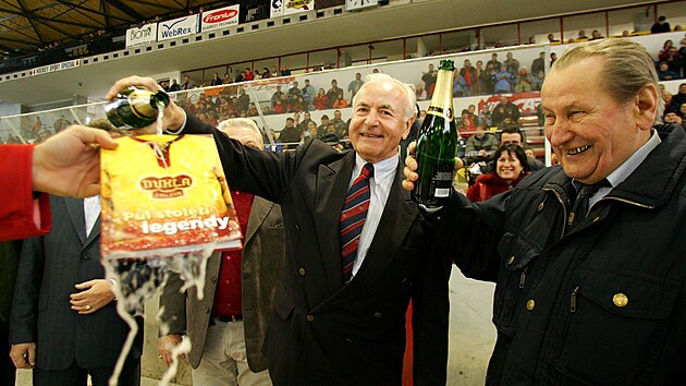 Jaroslav Pitner (vpravo) a Jan Klap�� p�i jedn� z oslav jihlavsk�ho hokeje.