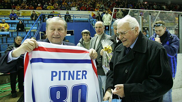Jaroslav Pitner (s dresem) p�i oslav� 80. narozenin v Jihlav�  s Karlem Gutem.