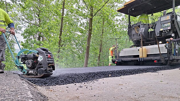 Silnice I/19 se kv�li sesouv�n� svahu a nutn� sanaci opravovala naposledy na ja�e roku 2024. Tehdy �lo o �e�en� havarijn�ho stavu. Letos by m�lo doj�t ke kompletn� oprav�, roz���en� a narovn�n� t�m�� p�lkilometrov�ho �seku.