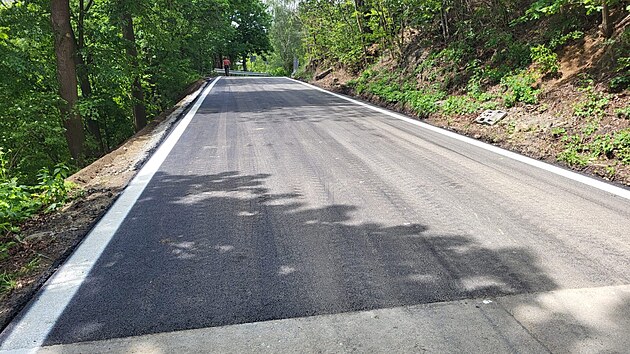 Silnice I/19 se kv�li sesouv�n� svahu a nutn� sanaci opravovala naposledy na ja�e roku 2024. Tehdy �lo o �e�en� havarijn�ho stavu. Letos by m�lo doj�t ke kompletn� oprav�, roz���en� a narovn�n� t�m�� p�lkilometrov�ho �seku.