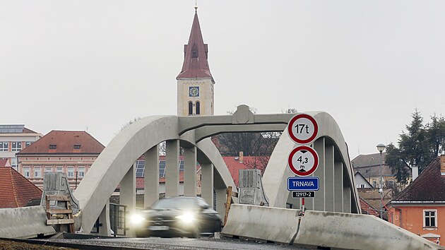 Secesn� most je dominantou Ho�epn�ku. Hlavn� ��st rekonstrukce u� skon�ila, zb�v� dokon�it n�kolik prvk�, kter� u� nebudou br�nit provozu.