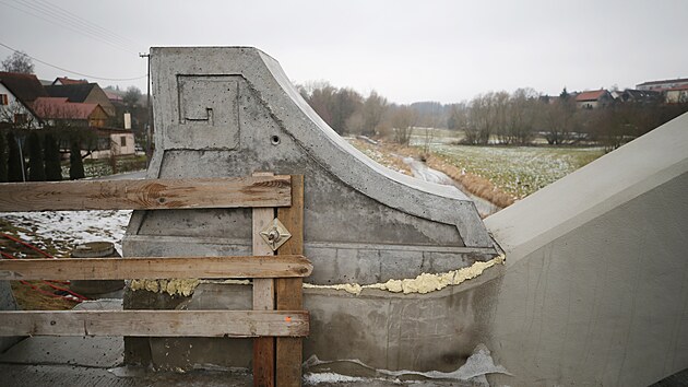 Zdobn� detail secesn� spir�ly na n�b�hu oblouku d�v� ho�epnick�mu betonov�mu mostu nad�asovou eleganci.