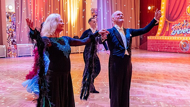 Ka�d� ro�n�k plesu m� jin� t�ma. Loni byl v rytmu rock�n�rollu, letos jej ovlivnil Valent�n.