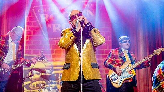 Ka�d� ro�n�k plesu m� jin� t�ma. Loni byl v rytmu rock�n�rollu, letos jej ovlivnil Valent�n.