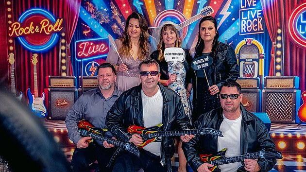 Ka�d� ro�n�k plesu m� jin� t�ma. Loni byl v rytmu rock�n�rollu, letos jej ovlivnil Valent�n.