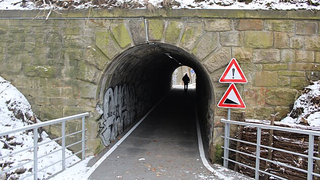 Nov� pr�chod slou�� u hlavn�ho vlakov�ho n�dra�� v Jihlav�. Vznikl d�ky ro�t�m polo�en�m nad potokem a je sou��st� nov� cyklostezky za 16 milion� korun.