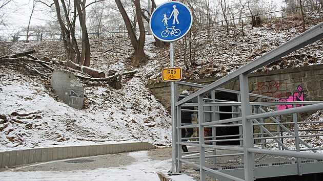 Nov� pr�chod slou�� u hlavn�ho vlakov�ho n�dra�� v Jihlav�. Vznikl d�ky ro�t�m polo�en�m nad potokem a je sou��st� nov� cyklostezky za 16 milion� korun.