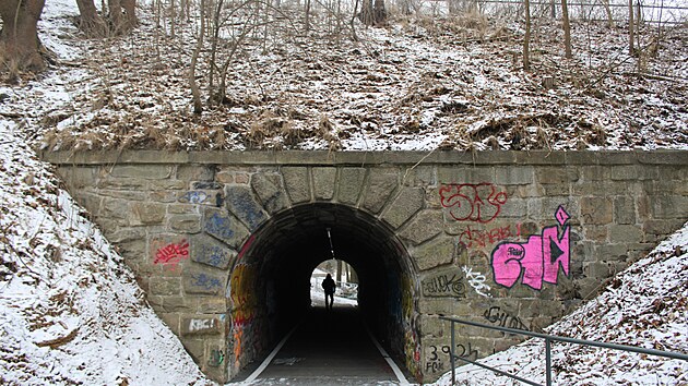 Nov� pr�chod slou�� u hlavn�ho vlakov�ho n�dra�� v Jihlav�. Vznikl d�ky ro�t�m polo�en�m nad potokem a je sou��st� nov� cyklostezky za 16 milion� korun.