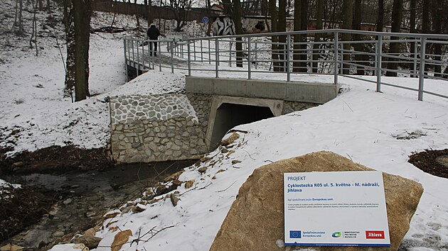 Nov� pr�chod slou�� u hlavn�ho vlakov�ho n�dra�� v Jihlav�. Vznikl d�ky ro�t�m polo�en�m nad potokem a je sou��st� nov� cyklostezky za 16 milion� korun.