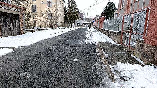 Opravit by pot�ebovala i ulice Za Kl�terem. Navazuje na ulici P. F. Ledvinky, kterou m�sto rekonstruovalo v lo�sk�m roce.