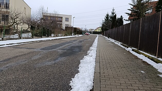 Ulice Na Str�ni je jedna z p�te�n�ch v m�stn� ��sti Perknov. Povrch zde nebyl obnoven od po��tku osmdes�t�ch let minul�ho stolet�, kdy tato ��st s�dli�t� vznikala.