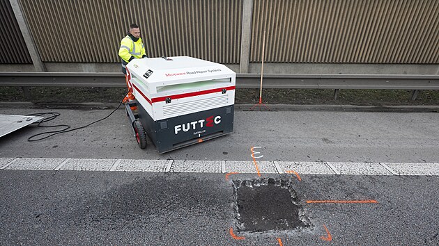 Oprava v�tluk� na silnici I/37 v �seku mezi Opatovicemi nad Labem a Pardubicemi pomoc� mikrovlnn� technologie (2. �nora 2026)