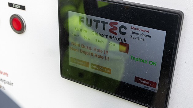 Oprava v�tluk� na silnici I/37 v �seku mezi Opatovicemi nad Labem a Pardubicemi pomoc� mikrovlnn� technologie (2. �nora 2026)