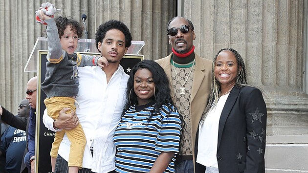 Snoop Dogg s man�elkou, synem Julianem, dcerou Cori a vnukem Zionem