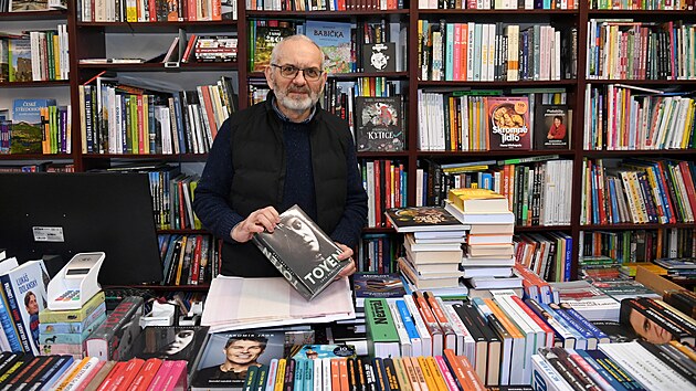 �Ke zdra�ov�n� n�jemn�ho doch�zelo postupn� ji� d��ve, a to kv�li infla�n� dolo�ce v n�jemn� smlouv� z roku 2021. V dubnu roku 2025 tak ji� byla cena n�jemn�ho oproti roku 2021 zhruba o 35 procent vy���, a to je pro mal� obchod z�sadn� skok,� ��k� majitel knihkupectv� Ladislav �e�icha.