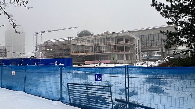 P�vodn� m�ly b�t stavebn� pr�ce hotov� u� na konci leto�n�ho roku, do�lo ale k prodlou�en� term�nu. Objekt toti� nebyl staticky v po��dku a objevily se z�vady, se kter�mi se p�i projektov�n� nepo��talo. P�i bour�n� tak� objevili �emesln�ci v konstrukci azbest �i narazili na podkladn� vrstvu z nav�ky.